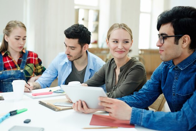 Trabajo en equipo de amigos de la universidad