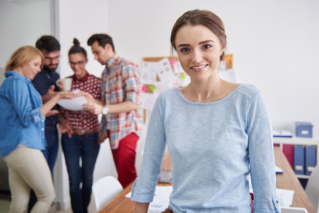 Trabajo en equipo de compañeros de trabajo. Concepto de administrador