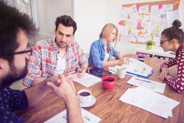 Trabajo en equipo de compañeros de trabajo. Concepto de lluvia de ideas