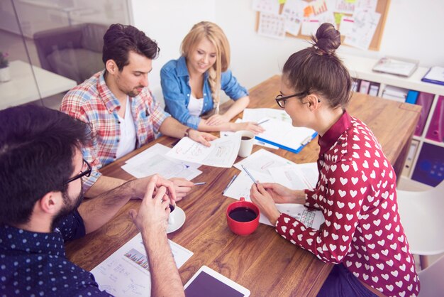 Trabajo en equipo de compañeros de trabajo. Concepto de lluvia de ideas