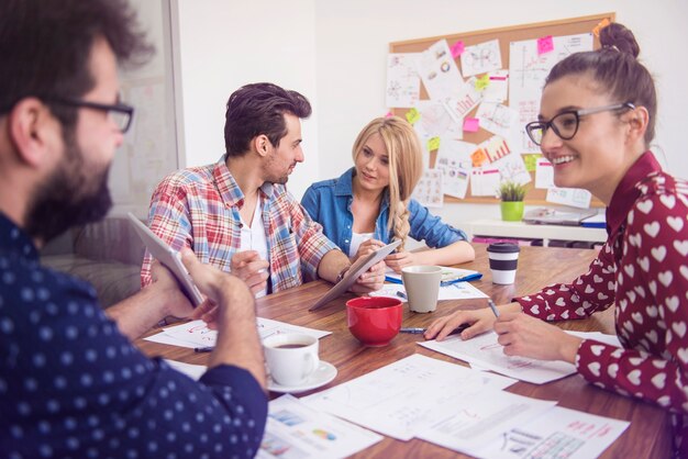 Trabajo en equipo de compañeros de trabajo. Concepto de lluvia de ideas