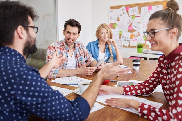 Trabajo en equipo de compañeros de trabajo. Concepto de lluvia de ideas