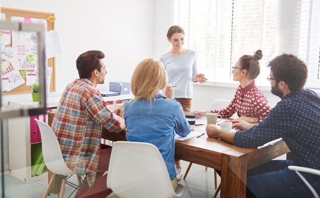 Trabajo en equipo de compañeros de trabajo. Concepto de lluvia de ideas