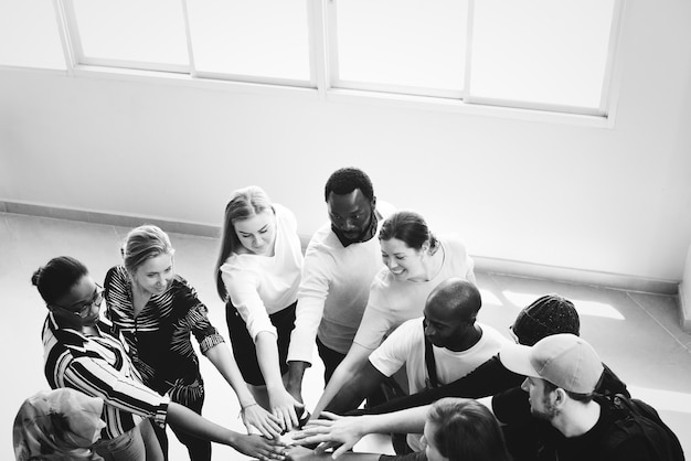 Foto gratuita trabajo en equipo de diversidad con manos unidas