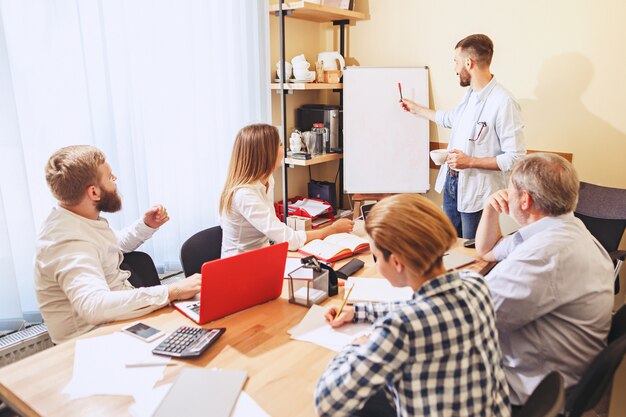 Trabajo en equipo. Foto jóvenes empresarios trabajando con un nuevo proyecto en la oficina