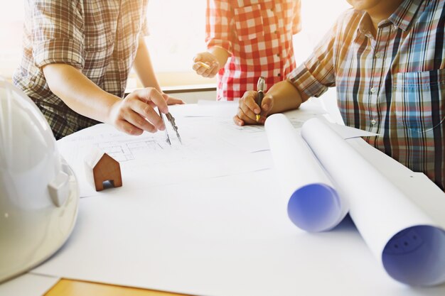 Trabajo en equipo fuera de la reunión del ingeniero para el proyecto arquitectónico.