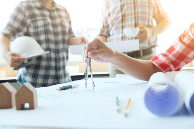 Trabajo en equipo fuera de la reunión del ingeniero para el proyecto arquitectónico.