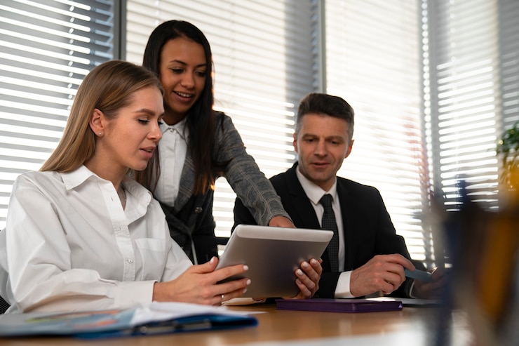 Foto gratuito trabajo en equipo de negocios de tiro medio