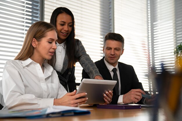 Trabajo en equipo de negocios de tiro medio