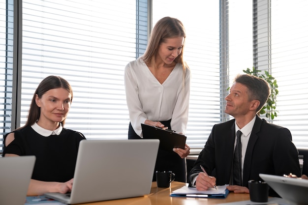 Trabajo en equipo de negocios de tiro medio