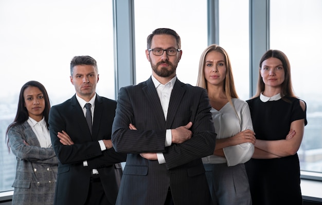 Trabajo en equipo de negocios de tiro medio