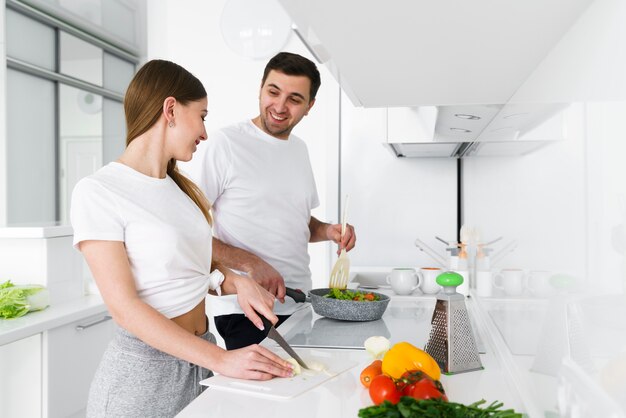 Trabajo en equipo pareja en cocina