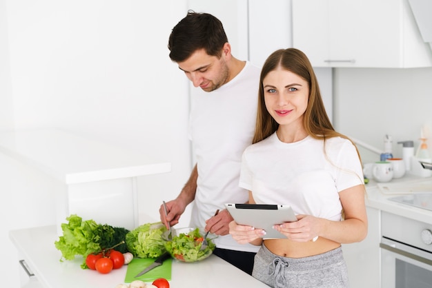 Foto gratuita trabajo en equipo pareja en cocina