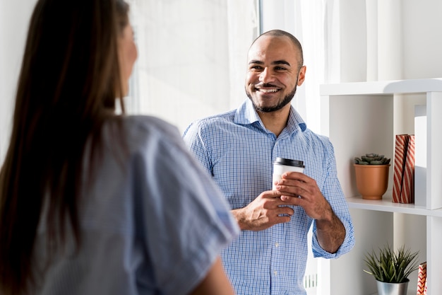 Foto gratuita trabajo en equipo de personas de negocios