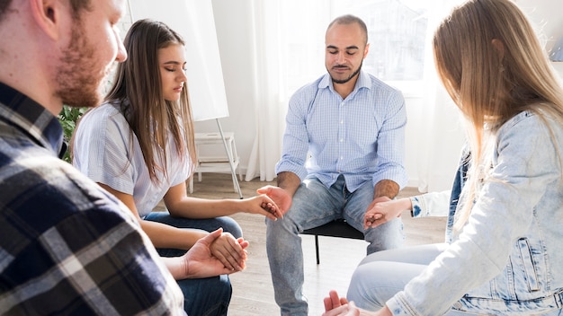 Foto gratuita trabajo en equipo de personas de negocios