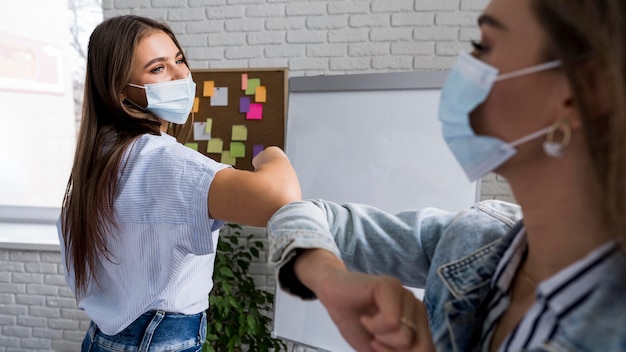 Foto gratuita trabajo en equipo de personas de negocios