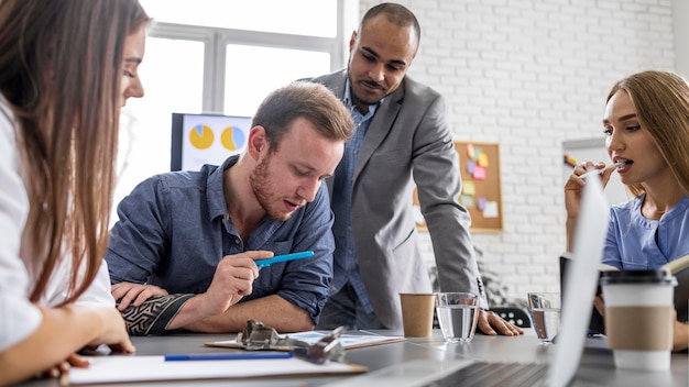 Trabajo en equipo de personas de negocios