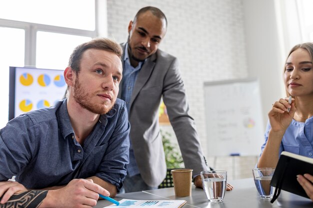 Trabajo en equipo de personas de negocios