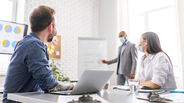 Foto gratuita trabajo en equipo de personas de negocios