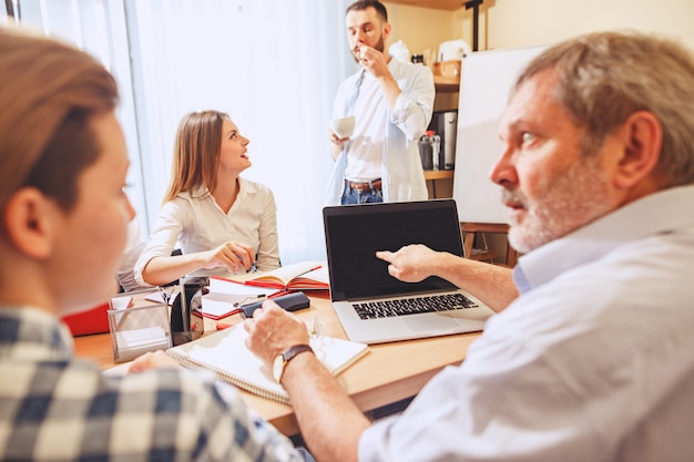 Trabajo en equipo Las personas que trabajan con un nuevo proyecto en la oficina