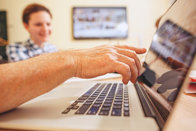 Trabajo en equipo Las personas que trabajan con un nuevo proyecto en la oficina