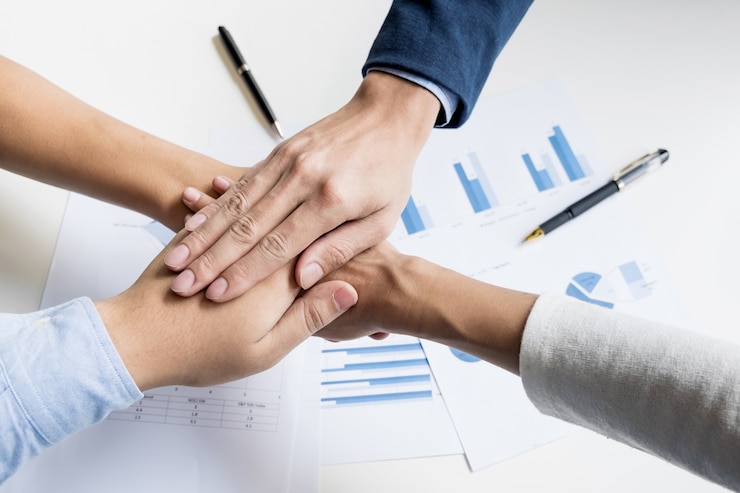 Foto gratuito trabajo en equipo poder negocio exitoso reunión concepto de lugar de trabajo