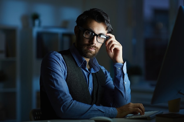 Foto gratuita trabajo de oficina tardío