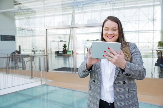 Trabajo positivo profesional de negocios en tableta