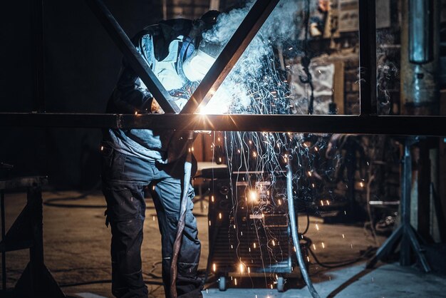 Trabajos de soldadura con construcción metálica en una fábrica metalúrgica muy concurrida