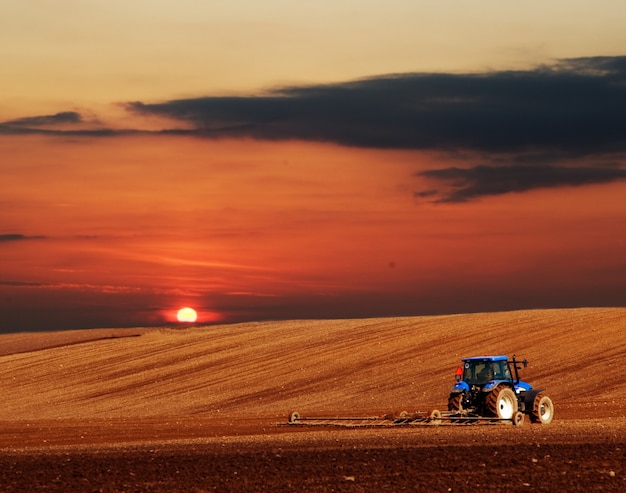 Tractor arando