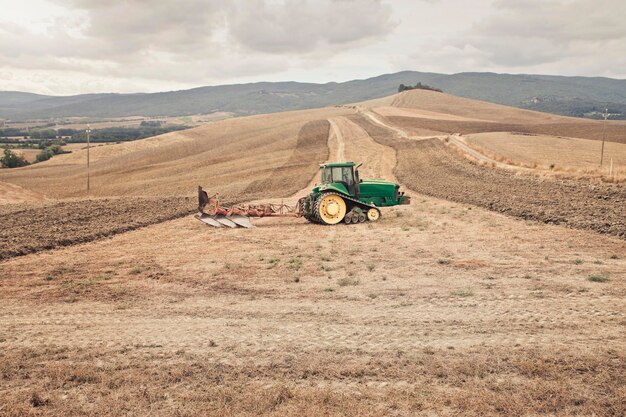 tractor en el campo, toscana, italia