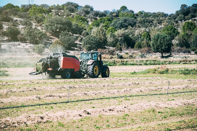 Foto gratuita tractor en medio de un campo de cultivo