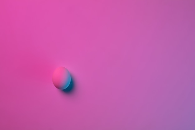 Tradiciones de Pascua, huevos de color rosa-azul sobre fondo rosa, luz de neón