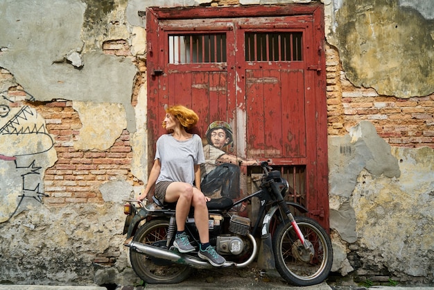 Traducir  mujer sentada en una moto