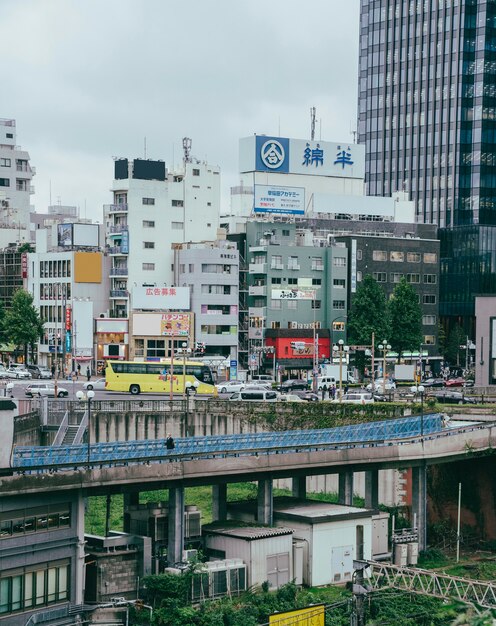 Tráfico de la ciudad en el puente