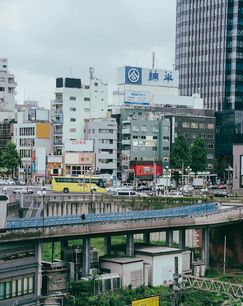 Tráfico de la ciudad en el puente