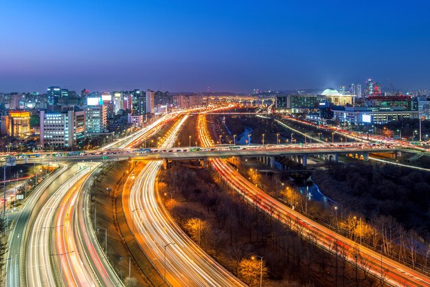 Tráfico en el distrito de Singil, horizonte de Seúl Corea en la noche.