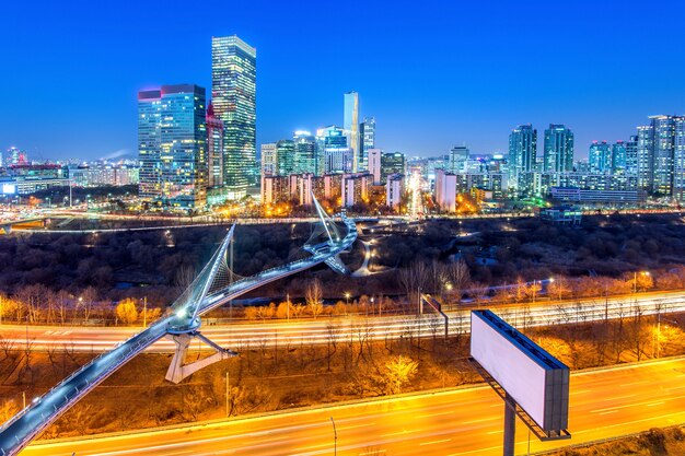 Tráfico en el distrito de Singil, horizonte de Seúl Corea en la noche.