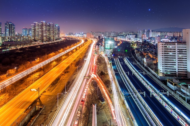 Tráfico en el distrito de Singil, horizonte de Seúl Corea en la noche.