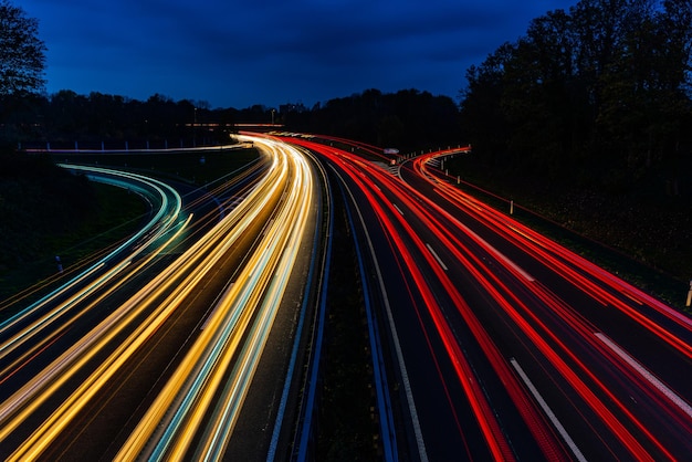 Tráfico con estelas de luz de larga exposición de automóviles