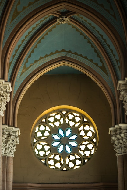 Foto gratuita tragaluz de una iglesia