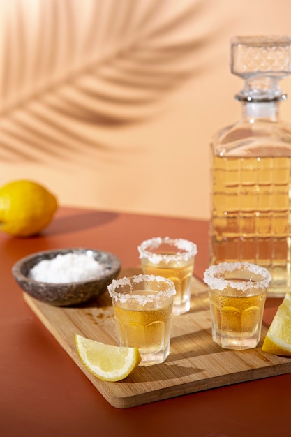 Tragos de tequila de alto ángulo con arreglo de sal.