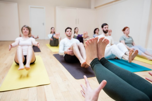 Trainer grupo de personas ayudando con ejercicios de estiramiento