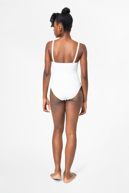 Traje de baño blanco de una pieza de moda de verano para mujer con vista trasera del espacio de diseño