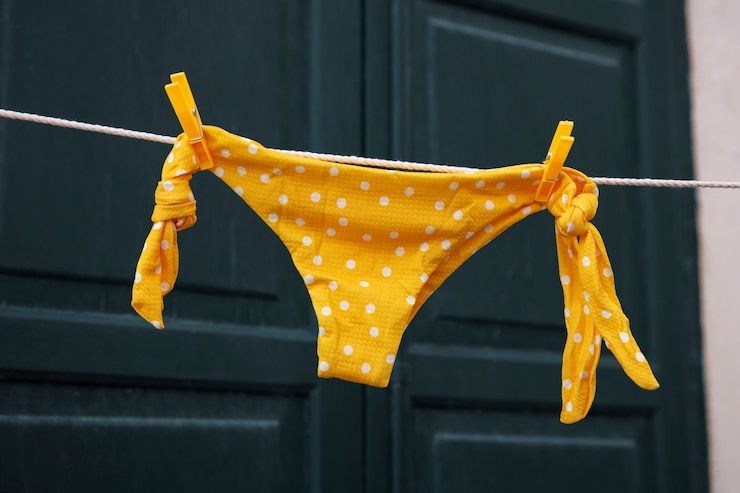 Foto gratuito traje de baño de moda al aire libre
