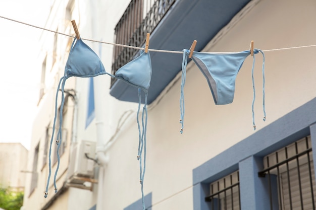 Foto gratuita traje de baño de moda al aire libre