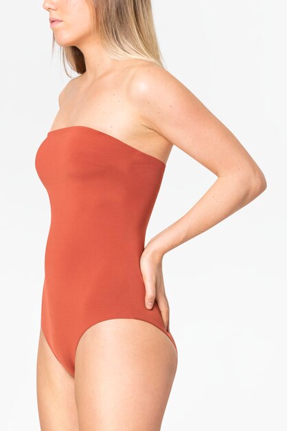 Traje de baño naranja sin tirantes ropa de verano para mujer con vista trasera del espacio de diseño
