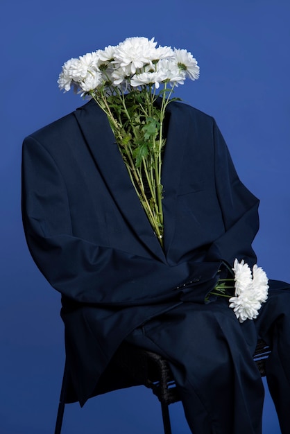 Traje de hombre con flores en silla