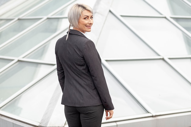 Traje de mujer de negocios de ángulo bajo