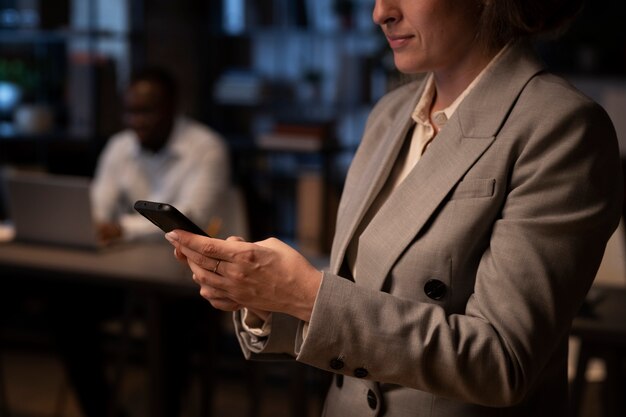 Traje de mujer usando un teléfono inteligente